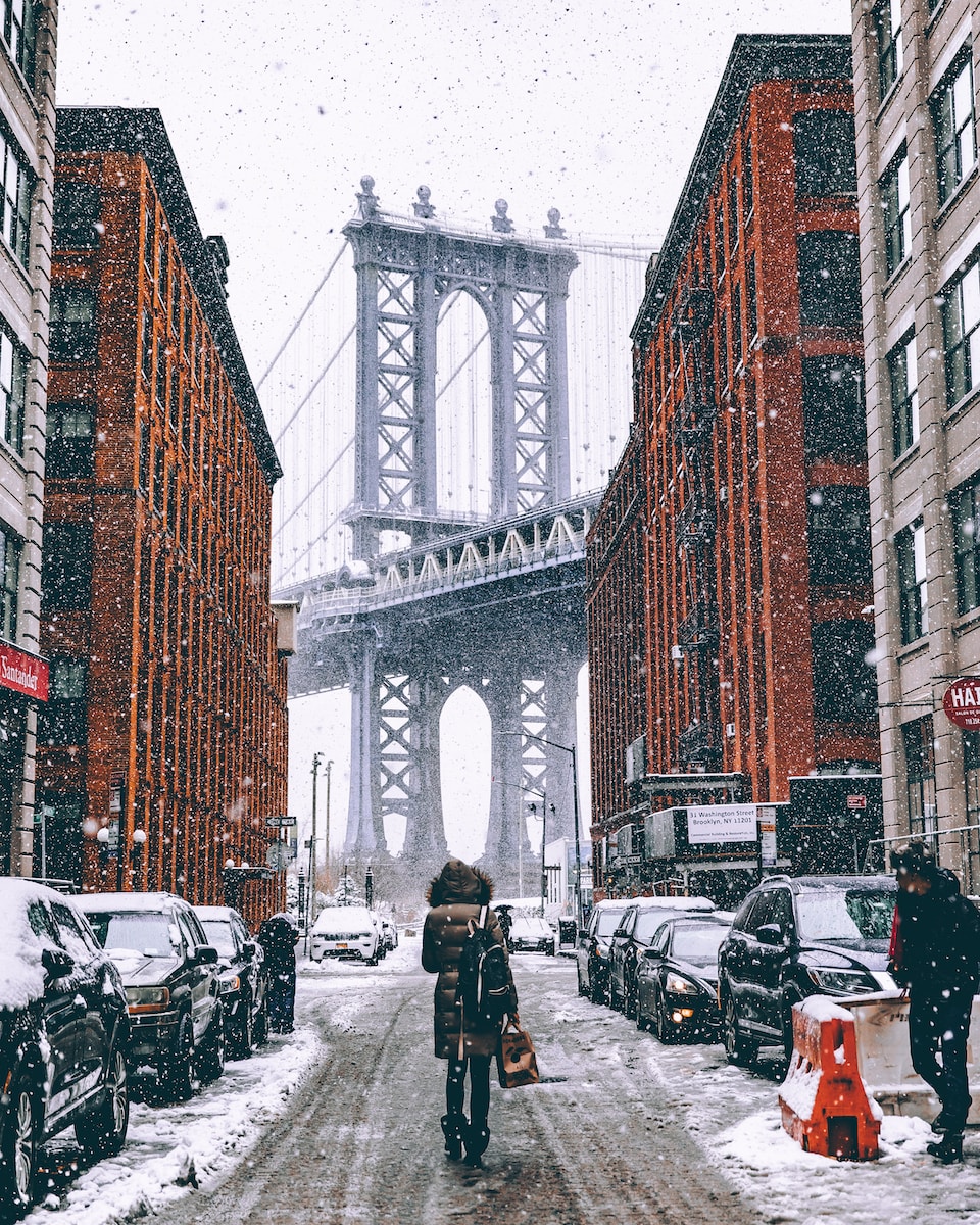 woman facing towards Brooklyn Bridge in New York