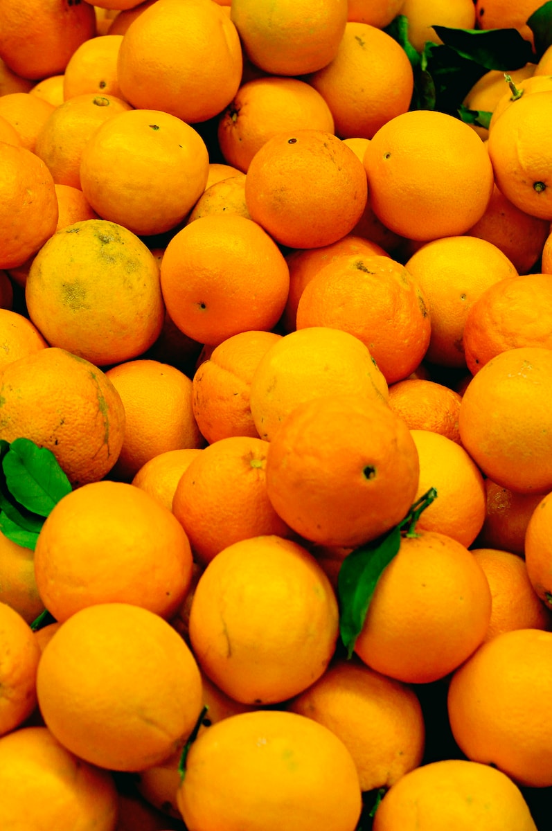 orange fruits on focus photography